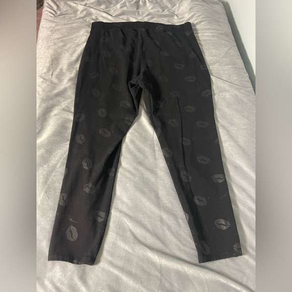 Torrid x Marilyn Monroe 2X (18-20) kisses full length legging - Picture 3 of 5